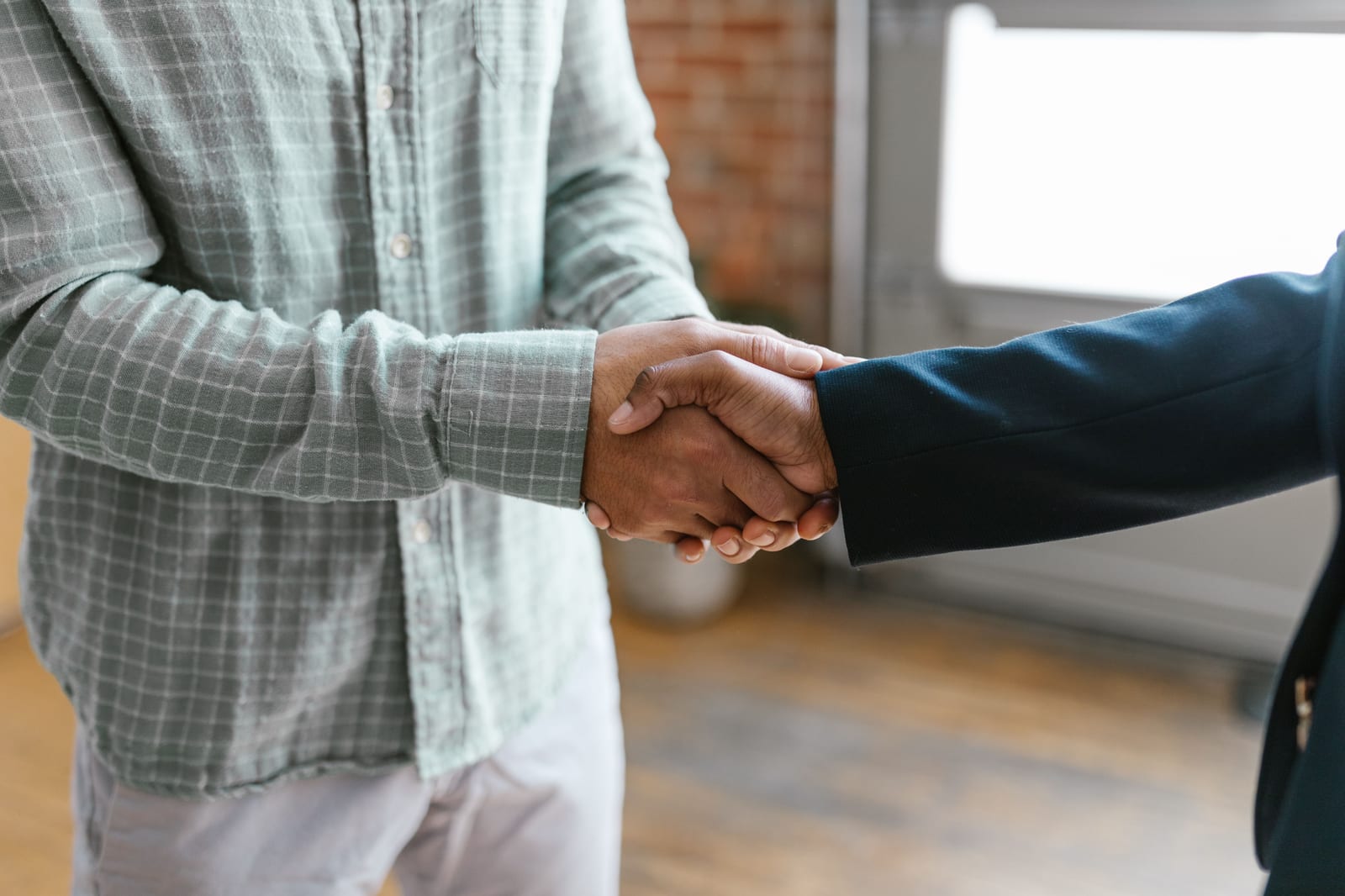 Aperto de mãos selando a parceria entre cliente e Conecta Performa